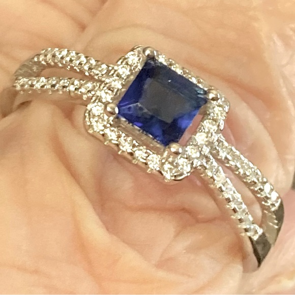 Gorgeous 925 square simulated, sapphire surrounded by crystals size 10.5. - Picture 1 of 7
